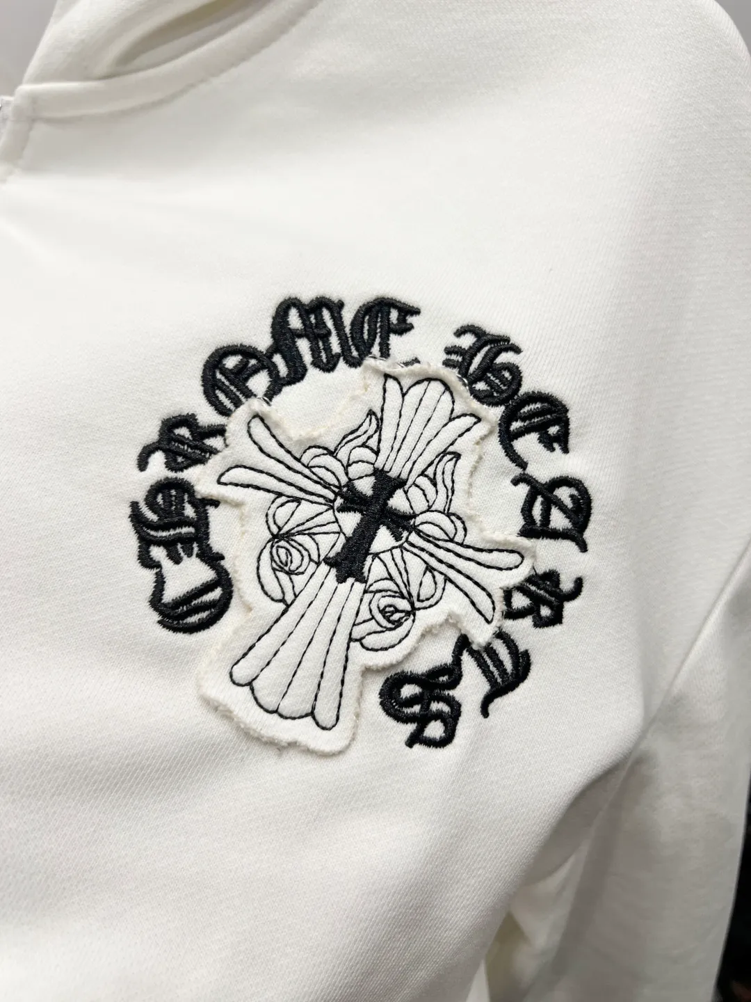 P320 Luxury 𝐂𝐡𝐫𝐨𝐦𝐞 𝐇𝐞𝐚𝐫𝐭𝐬/Cro Xin 2025 Pearl Cross Fully Embroidered New Original Counter High Street Style Jacket Top Version! Customized 420g heavyweight pure cotton fabric! High street style pearl cross all over embroidery + complex pattern embroidery on the sleeves + all embroidery is covered with rubber! Top products from the counter. The upper body is comfortable and textured. It has a low-key luxury feel. The outfit shows high-end taste. The large-cut tailoring is neat and elegant. The sophistication of the upper body is directly impressive👍High-end materials. High-quality cotton materials are selected✂️Outstanding quality. Special processing technology makes the body shape crisp and skin-friendly! No matter your figure, your upper body can instantly become a fashion icon, full of luxury. Accessories: Original molded leather collar label, authentic original hangtag + matching sling + 3D hanging beads + original packaging bag. Craftsmanship: The original version has consistent wiring! Detailed alignment process, highest degree of restoration! Multiple pattern making and debugging, 100% replica of the authentic quality! The correct version is the same for men and women. It is eye-catching, looks great and has full aura! Size: S M L Color: White Black